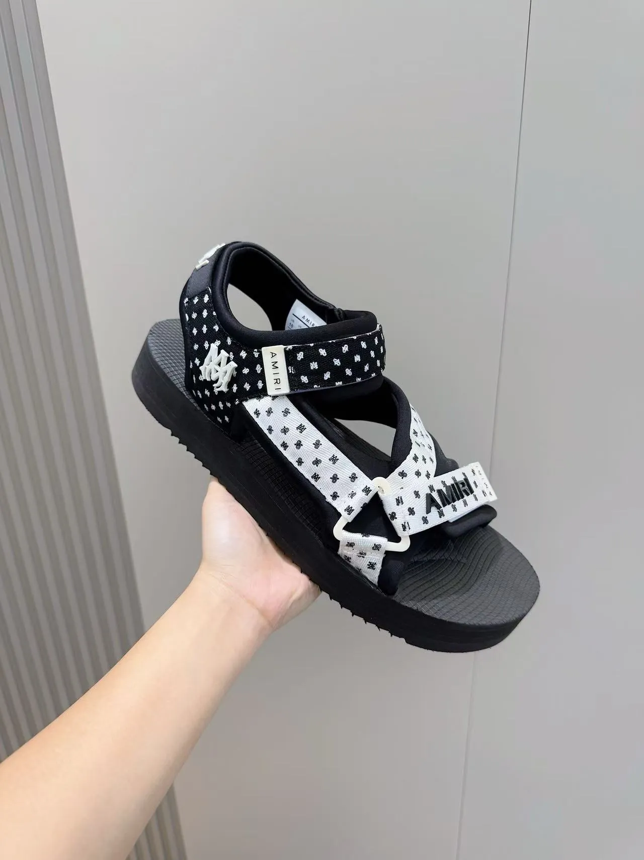 [AMIRI*AMIRI] P:500💰 Size: 39-45 Official website new original version 1:1 AMIRI*AMIRI classic men's sandals, high-end boutique, original material, TPU foam bottom, fine workmanship, casual, loose and comfortable, a must-have in summer.